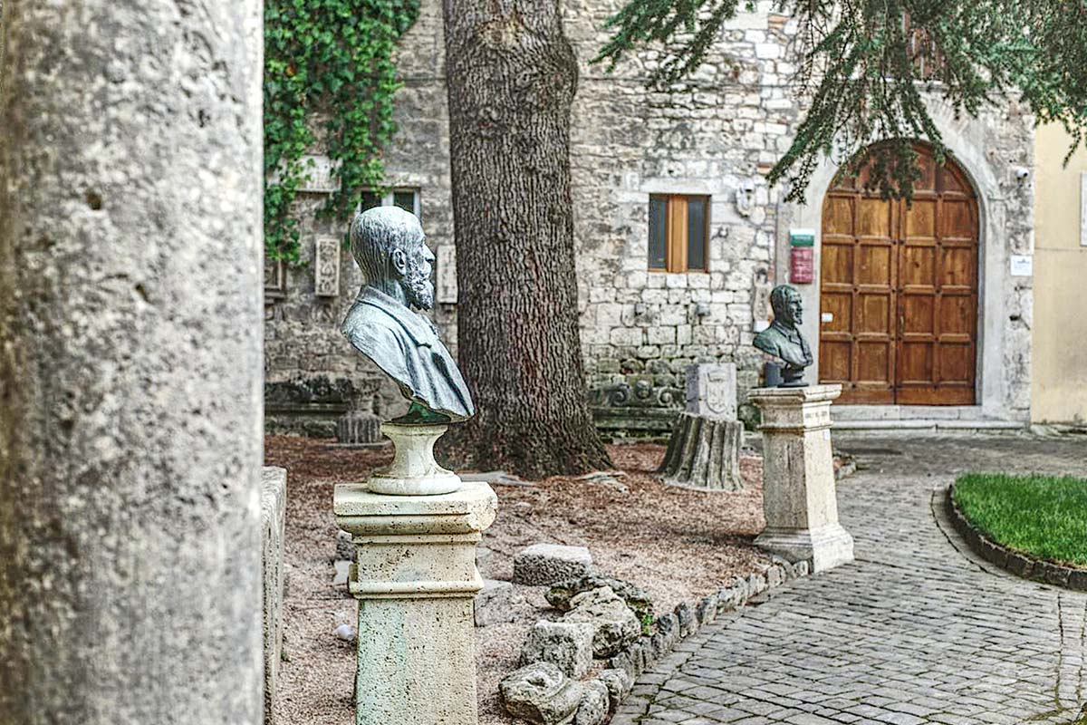Un’esperienza immersiva: il giardino di Palazzo Arengo e i suoi “busti illustri”